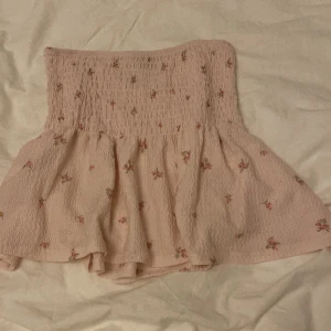 Rosa blommig kortkjol från Gina Tricot - Supersöt ljusrosa kjol från Gina Tricot med små blommor i rosa och grönt💗 Använt fåtal gånger💗 Pris går att diskutera💗