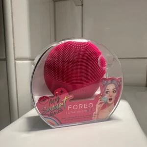 Foreo Luna play smart 2 - Den intelligenta rengöringsborsten FOREO LUNA™ Play Smart 2 är det smarta valet för din hy. Borsten analyserar först din hy på djupet och skräddarsyr sedan en rengöringsrutin efter dina behov. Aldrig använd, endast öppnat förpackningen för bilderna.