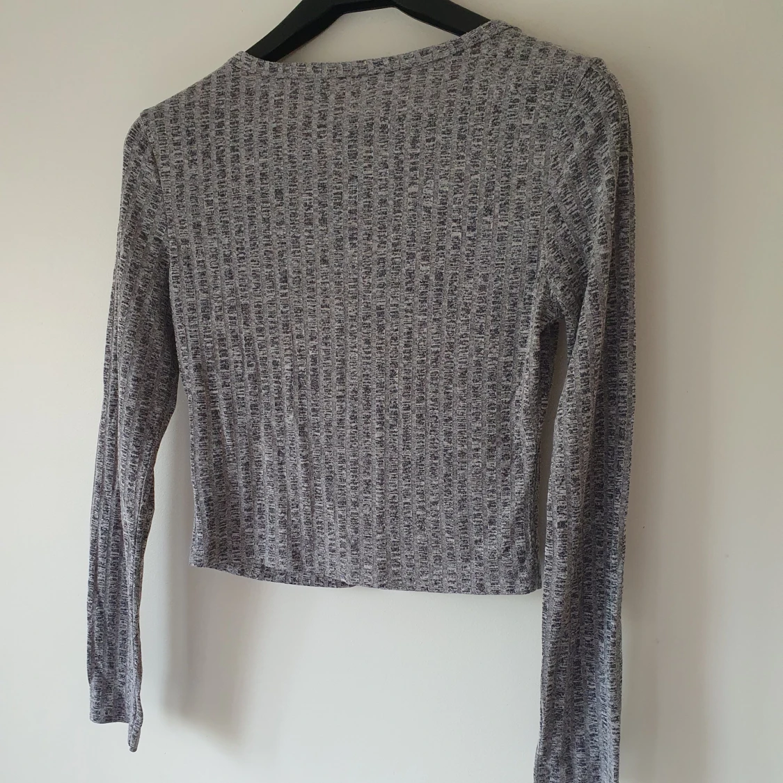 Grå ribbad långärmad topp med knappar strl S - 1