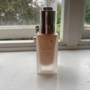 Caia dewy drops  - Caia dewy drops i färg 10W. Köpte fel färg. Endast testad på handen, aldrig använd