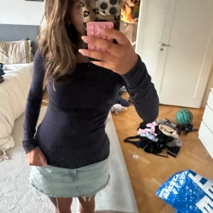 Mörkblå långärmad tröja från Intimissimi❣️ -  Säljer denna populära och otroligt sköna tröjan från intimissimi!😍 Inga tecken på användning och passar verkligen till allt❣️ 