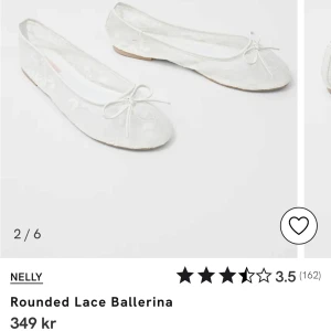 Vita spetsballerinaskor från Nelly - Söta vita ballerinaskor från Nelly med rund tå och dekorativ rosett framtill. Skorna är täckta av blommig spets och har en platt sula, vilket ger en romantisk och feminin vibe. Perfekta för dig som vill ha en stilren och trendig look.