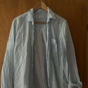 Ljusblå linneskjorta från Zara - Säljer en ljusblå skjorta från Zara i luftig linneblandning. Skjortan är storlek m 