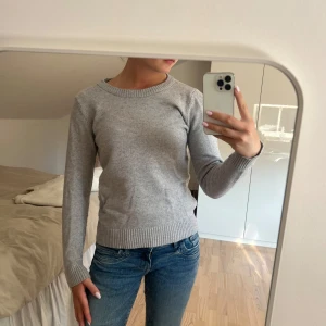 Grå stickad tröja - En enkel och stilren grå stickad tröja med rund halsringning och långa ärmar, passar till allt!💗