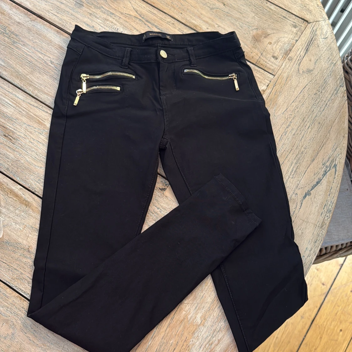 Svarta byxor med dragkedjor från MONDAY