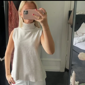 Beige ärmlös polotopp i stickat - sjukt snygg topp funkar till både sommar o vinter💞