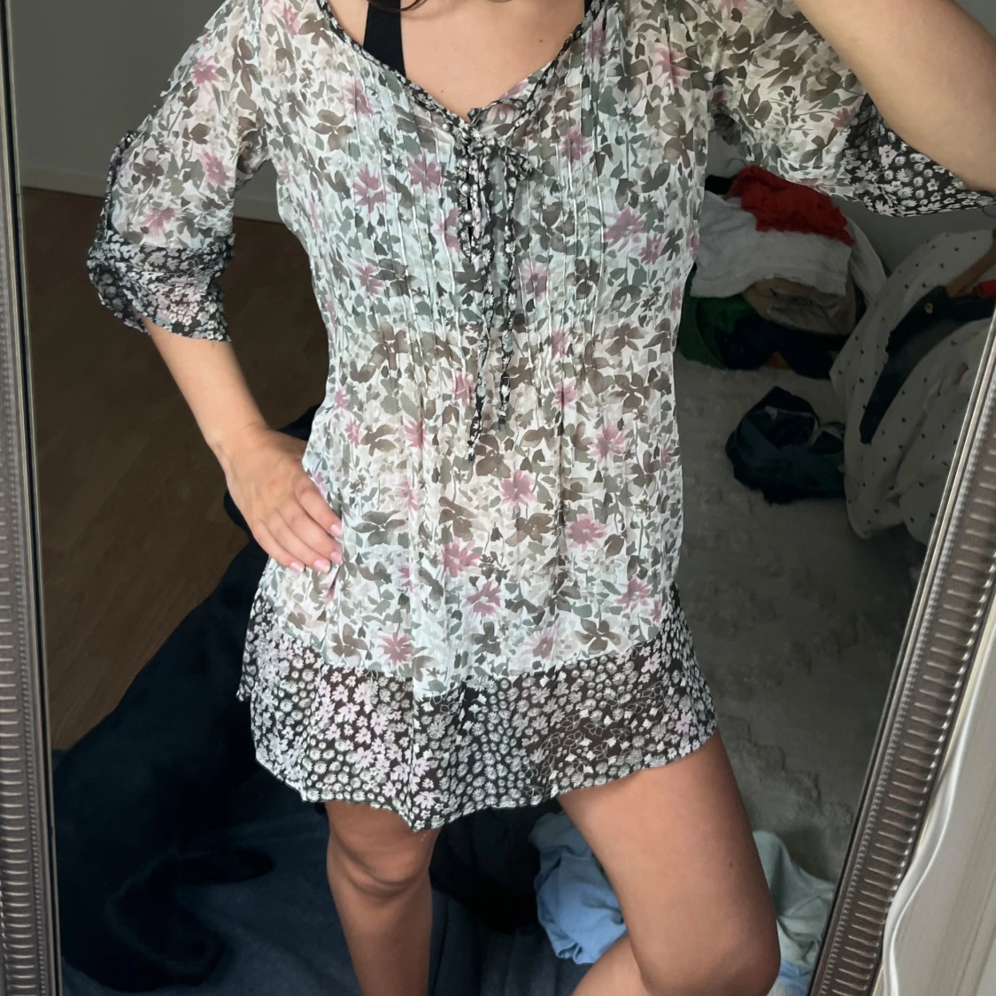 Blommig kortklänning med snörning - 1