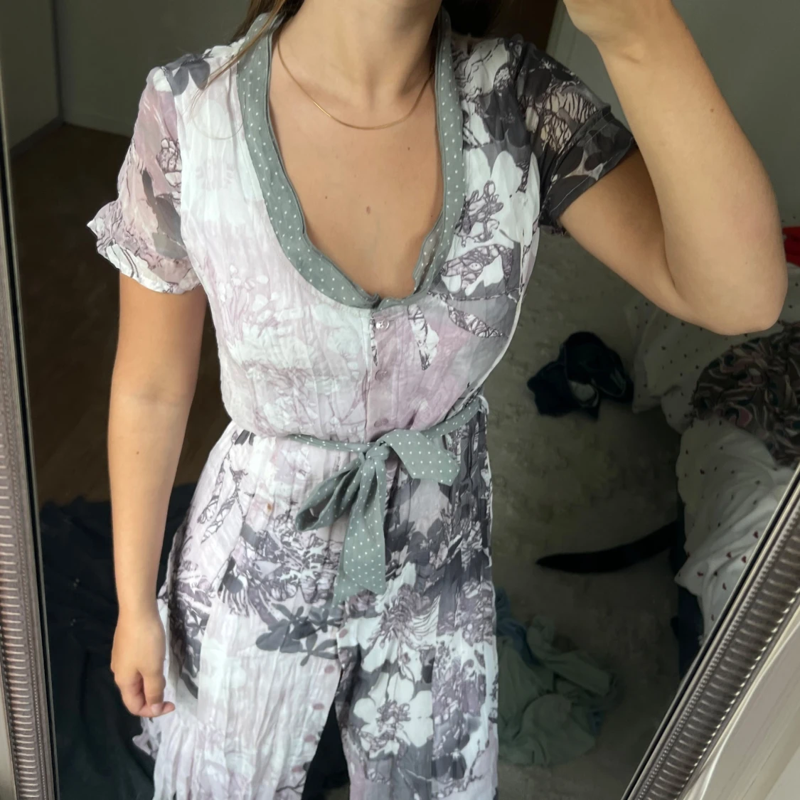 Blommig kortklänning med knytband