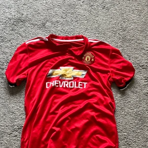 Manchester United Lukaku #9 matchtröja - Röd Manchester United fotbollströja från Adidas med Lukaku och nummer 9 på ryggen. Tröjan har korta ärmar, klubbmärke på bröstet, Premier League-märke på ärmen och Chevrolet som sponsor framtill. Tillverkad i lätt och ventilerande material.