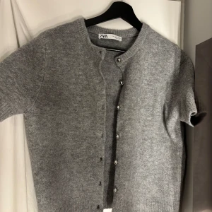 Cardigan zara - Super fin , perfekt nu t sommaren. str L men sååå små storleker skulle uppskatta t S