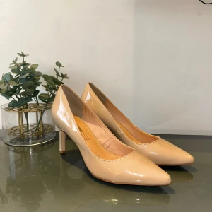 Klackskor Buffalo london, beige - Beige spetsiga klackskor från Buffalo London. Strl 39. Varsamt använda!!! 