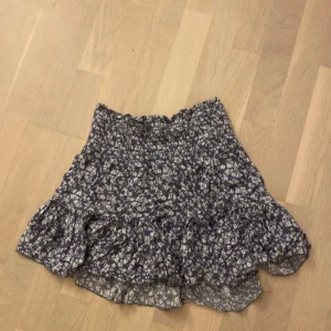 Blommig volangkjol från 157, XS - Supersöt kort kjol från 157 i blått med vitt blommönster💙