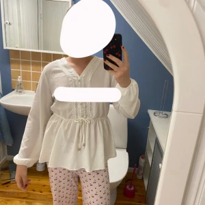 Vit blus  - Säljer en helt ny vit blus, endast testad! Storlek M! Den är ifrån MOD SLM! Säljer den för 50kr + frakt!