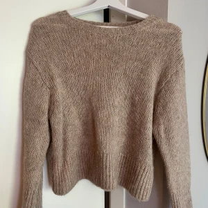 Stickad tröja  - Mysig beige stickad tröja perfekt för sommarkvällar🌸