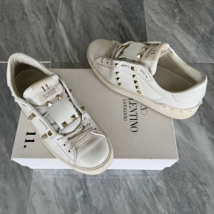 Valentino skor - Valentino Rockstud - Skick: Jättefint skick - Tillbehör: Valentino kort - Nypris: 6000kr - TrendWardrobe