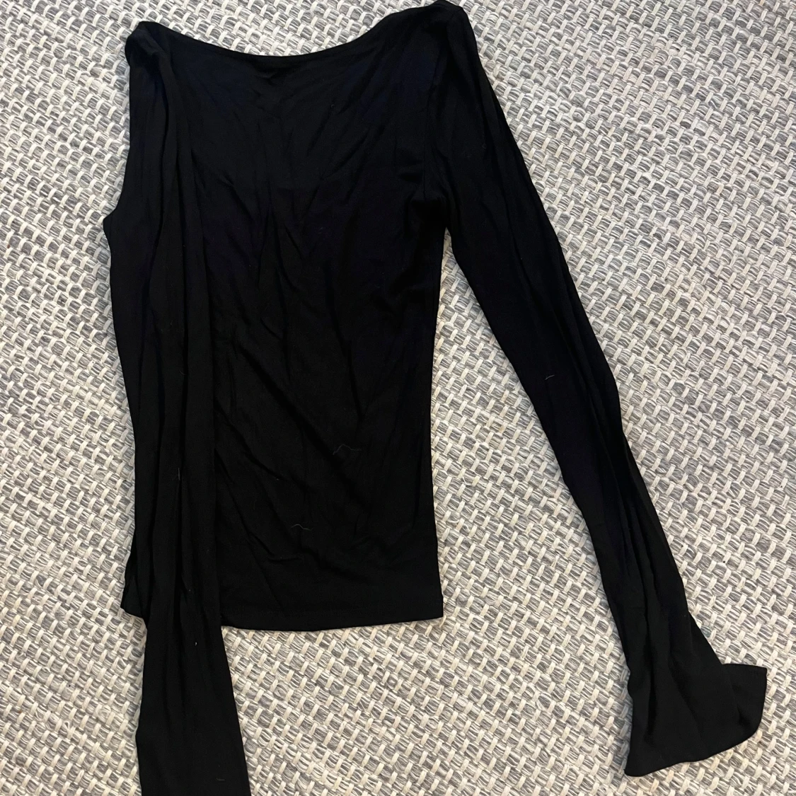 Svart långärmad topp med rund hals - 1