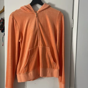 Juicy Couture peach velour hoodie L - Juicy Couture hoodie i persikofärgad velour med dragkedja och huva. De är storlek L men kan även ha om du har storlek S/M. Riktigt fin knappt använd💕