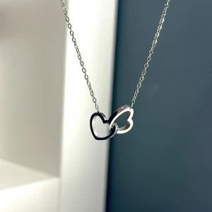 Halsband med två silverhjärtan - Halsband som jag säljer pågrund att att den inte kommer till användning. Obs går ej ned i pris