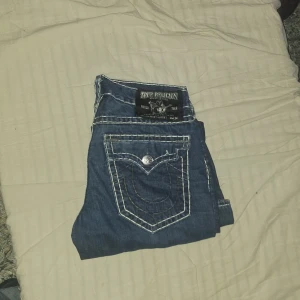 Mörkblåa trues/modell-Ricky  - Säljer mina trues eftersom dom inte har blivit använd på ett tag. Nackdelarna är att dom e uppriven vid knät och har heeldrag eftersom jag ha skejtat i dom, men annars ser dom skitbra ut! Skriv så kan vi diskutera priset!