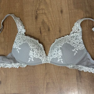 Intimissimi gioia pretty flowers - Så fin bh från intimissimi som tyvärr inte kommer till användning! Använd typ 3 gånger så utmärkt skick!