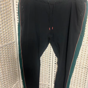 Mysbyxa fr Aprico storlek 58/60 - Helt ny mjukisbyxa som passar till både vardag och fest. Märke  från exklusiva Aprico. Material i 95% bomull och 5% elastan. Ordpris 699kr. 