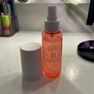 Sol de Janeiro Cheirosa 40 Parfymmist -  Helt ny sol de janeiro parfym, säljer den för att jag gillade inte doften använd ändrat vid tre tillfällen❤️ Sol de Janeiro Brazilian Crush Cheirosa 40 är en parfymmist i en snygg orange plastflaska med vit kork. Doften har noter av svart bärnsten, plommon, vaniljträ, jasmin och varm mysk. Perfekt för dig som gillar söta och fruktiga dofter med en hint av blommor.