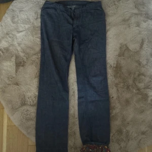 Number Nine Jeans 2004 - Snygga mörkblå jeansbyxor med klassisk rak passform. Byxorna har fem fickor, bälteshällor och stängs med dragkedja och knapp. Perfekta till en avslappnad stil och funkar året runt.