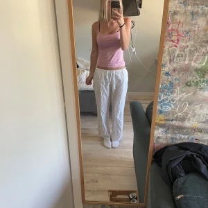 Vita linnebyxor med resårmidja - Supersköna linnebyxor med raka benfrån Gina Tricot i storlek 146/152. Jag som är 164 cm kan också ha dem – se bild Perfekta för varma dagar och sköna hemmahäng! Skick: Nyskick.