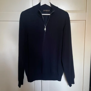 Oscar Jacobson half zip mörkblå - Mörkblå half zip från Oscar Jacobson i 100% merinoull. | tröjan är i mycket gott skick med merinoullen intakt | storlek | pris går att diskutera | Skriv vid funderingar eller frågor 👀|