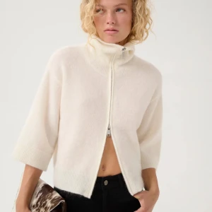 Vit cardigan jacka från Gestuz - Supermjuk vit cardigan jacka från Gestuz med trekvartsärmar och hög krage. Aldrig använd!🥰Köpt för 2000kr