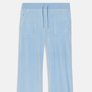 Ljusblåa juicy couture byxor  - Jag säljer dessa ljusblåa juicy couture byxor i storlek 14/15 år då de inte används. Nypris 900 kronor!! 💞Jag har använt de fåtal gånger. Den enda defekten med de är att jag har tagit ner kanten på de där nere så de ska bli längre, ni kan se hur det ser ut på sista bilden 💕 det syns ingenting på enligt mig! Jag är 165 cm lång och de går till mina hälar.