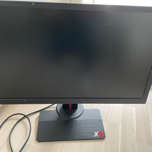 Datorskärm  - Säljer datorskärm av modellen ViewSonic XG2402.  med tillhörande kablar och stativ. Inga repor eller skador hör av er vid minsta fundering 