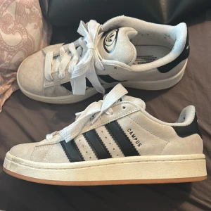 Adidas Campus  37⅓ - Snygga Adidas Campus i storlek 37 1/3. Säljer då dem inte kommer till användning. Använts max 3 gånger. Nypris 1449kr.