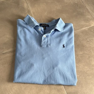 Ralph Lauren pike GE PRISFÖRSLAG  - Skick: 9/10 | Storlek: L (barn) | Motsvarar XS | Passar perfekt för dig som är 165-170 | Nypris: 1300 | Mitt pris: Ge prisförslag | Hör av er vid frågor. 