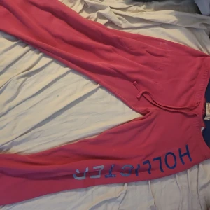 Hollister mjukisbyxor  - Snygga rosa mjukisbyxor från Hollister i storlek S. Perfekta för chill dagar eller när du vill vara extra bekväm. 