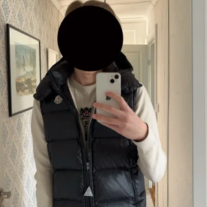 Moncler bormes väst i L/3 - Hej! Säljer nu min moncler bormes väst i storlek 3/L men sitter som en M även. Säljer pga att jag ej använder den längre, hör av dig om du har frågor eller annat.