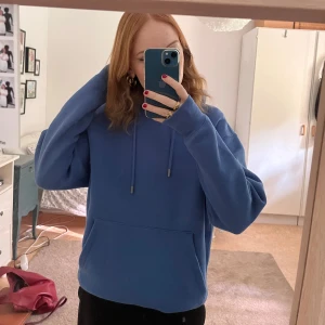 Blå hoodie från Pull&Bear - Varm och mysig blå hoodie från Pull&Bear! Det står XS på lappen men den är oversized och jag skulle snarare säga att den passar S. Väldigt bra kvalité och säljer för att den inte kommer till användning och jag behöver pengar till min student