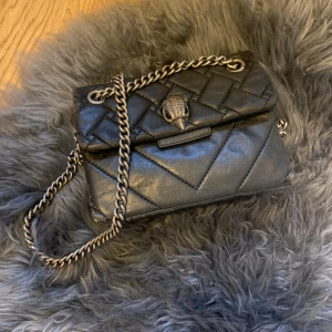 Svart kurt geiger väska - Jättefin Kurt Geiger väska med silver kedja. Väl använd men i okej skick, se bilder 4,5,6,7 för defekter.   Kontakta vid frågor!💕