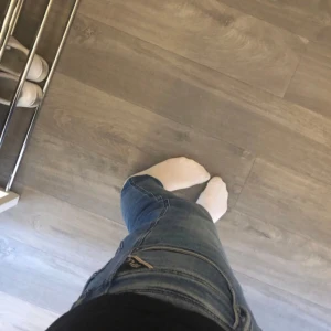 Blå Replay Anbass jeans slim fit - Säljer ett par blå Replay Anbass jeans med snygg tvätt och klassiska fem fickor. Jeansen har slim passform  🍾       Storleken är 30W och 32L