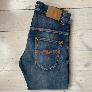 Nudie Jeans Thin Finn  - Sjukt snygga Nudie jeans i modellen Thin Finn i mycket fint skick 🙌 skriv vid fråga 👍 Storlek 30/32, sjukt snygg tvätt 🔥 