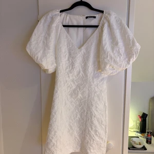  Vit klänning med puffärmar -  Superfin, vit klänning med puffärmar från Gina Tricot i storlek 32