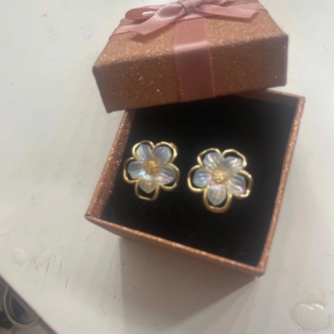 Blommiga örhängen i guld och pärlemor - 2