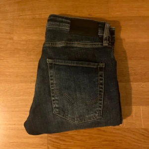 Jack n Jones jeans Blå - Säljer dessa tvär feta Jack n Jones jeans i strl W28 L30. Väldigt fint skick. Pris kan diskuteras 😊 vid minsta fundering är det bara att kontakta🙏🙏
