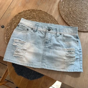 Jättesöt jeanskjol💕💕 - Säljer min absoluta favoo kjol pga att den är lite för stor för mig🥹🥰 säljer denna suuuuppperrrr söta kjol som är bara perfekt inför sommaren❤️ midjemått ca 37-38!💕 skriv för frågor o förnedringar, pris kan diskuteras!🐬🌟