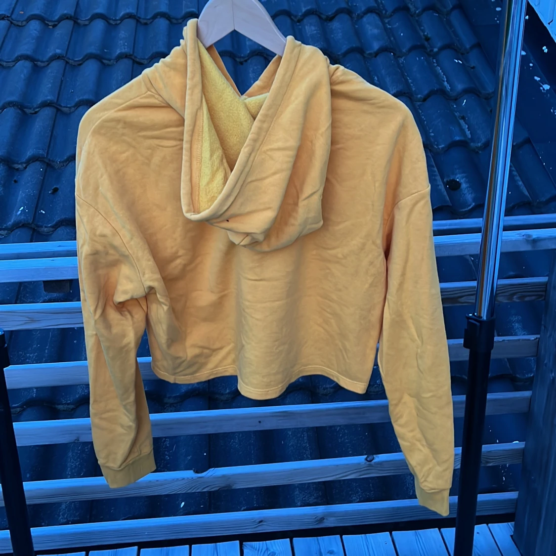 Gul croppad hoodie från H&M - 1