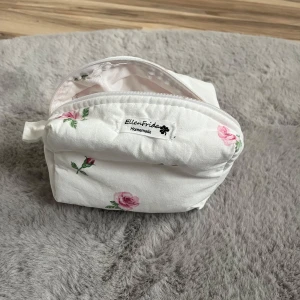Necessär - Superfin blommig necessär. Jättebra skick, men där är sminkfläckar inuti vilket man ser på sista bilden🩷