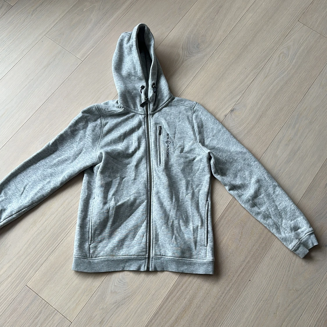 Grå hoodie från Sail Racing med dragkedja