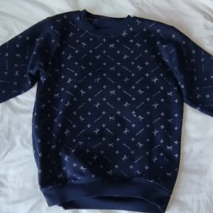  Louis Vuitton tröja  - Mörkblå sweatshirt från Louis Vuitton. Storlek S