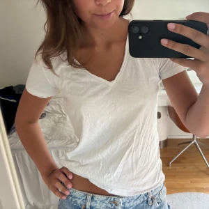 Vit T-shirt  - Vit basic v ringad t shirt från Zara i bra skick