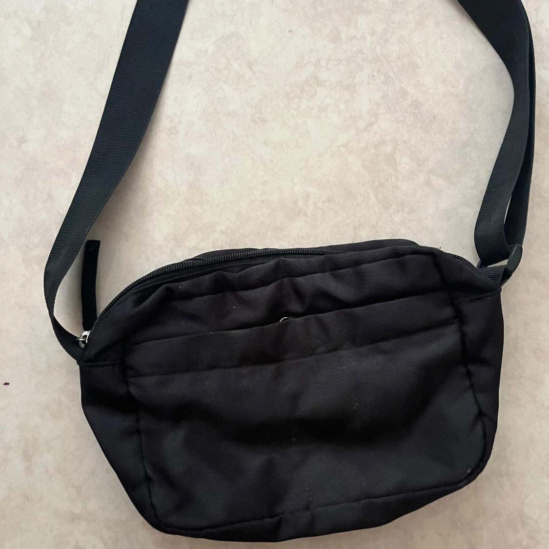 Svart axelväska med fickor - 1